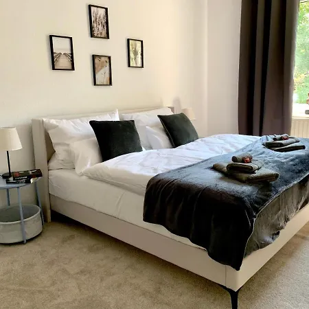 Bright & For 4 Incl Workspace Lejlighed *