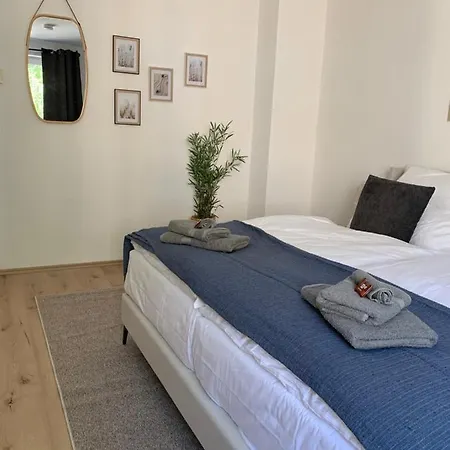Bright & Central For 4 Incl Workspace Apartment *