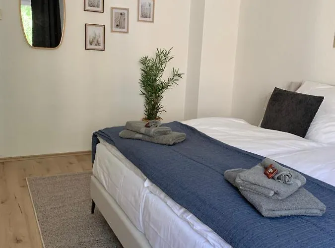 Bright & For 4 Incl Workspace Lejlighed *